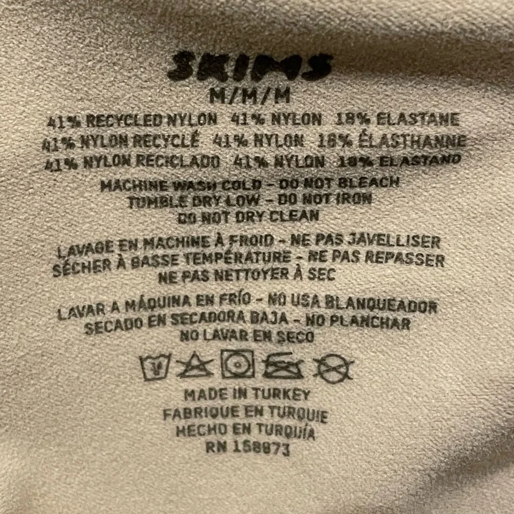 SKIMS Seamless Sculpt Solution Short Left Leg Exposed in Clay Size M Shapewear - Picture 6 of 6